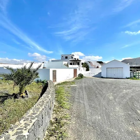 Bonita Casa Rural En Finca Con Terraza, Wifi Y Vista A Volcan Nyaraló Costa Teguise