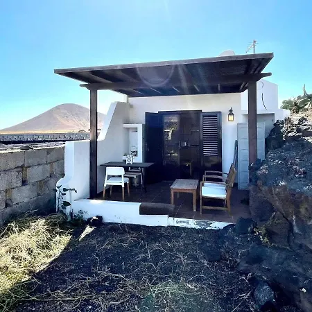 Bonita Casa Rural en Finca con terraza, Wifi y vista a Volcán * Costa Teguise